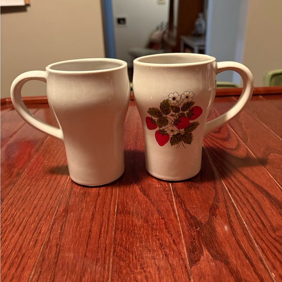 Vintage McCoy USA Pottery Strawberry Country Mugs - Picture 2 of 7